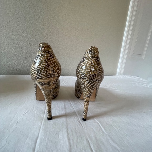 Stuart Weitzman JUST SO Beige Snakeskin Peep Toe Platform Stiletto Pumps Sz 8 M - Picture 7 of 16